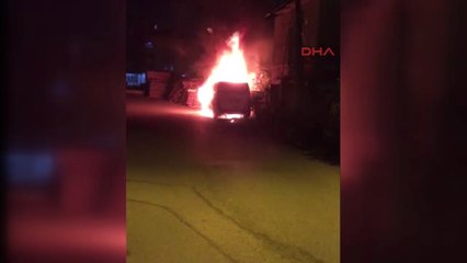 İstanbul Ümraniye'de Park Halindeki Minibüs Alev Alev Yandı