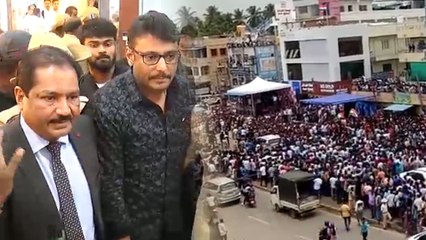 ದರ್ಶನ್‌ರನ್ನು ನೋಡಲು ಮುಗಿ ಬಿದ್ದ ಅಭಿಮಾನಿಗಳಿಗೆ ಲಾಟಿ ರುಚಿ ತೋರಿಸಿದ ಪೊಲೀಸರು..! | Oneindia Kannada