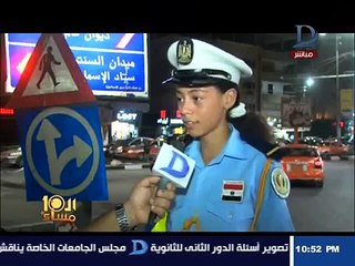 مجموعة من الفتيات يقمن بتنظيم المرور بمساعدة رجال الشرطة بالإسماعيلية