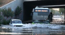 Adana'da Taşan Sulama Kanalı Sürücülerin Kabusu Oldu! Karayolu Kapatıldı, Araçlar Mahsur Kaldı