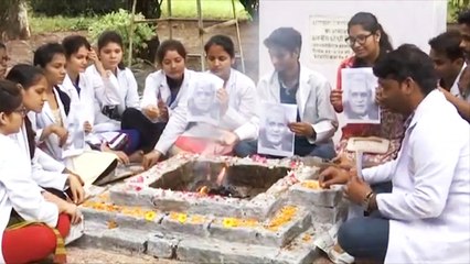 Скачать видео: Atal Bihari Vajpayee के लिए Students ने Gwalior में किया हवन, मांगी दुआएं । वनइंडिया हिंदी