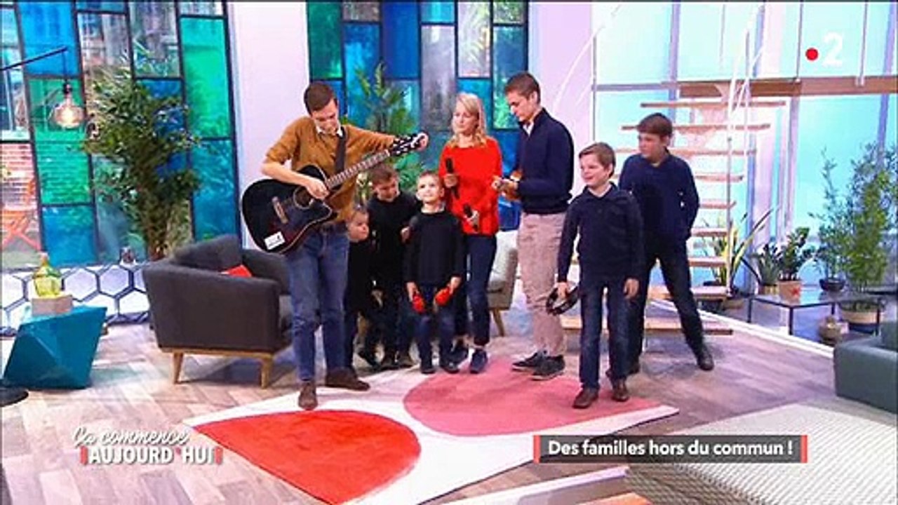 Une famille de 10 frères et soeurs montent un groupe de musique et se produisent... sur France 2 - Regardez
