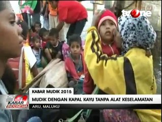 Warga Aru Mudik dengan Perahu Kayu