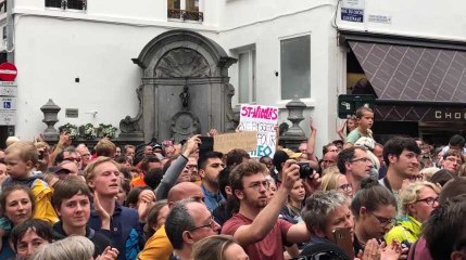 600 personnes autour de Manneken Pis pour protester contre l’enfermement des enfants au centre fermé 127bis