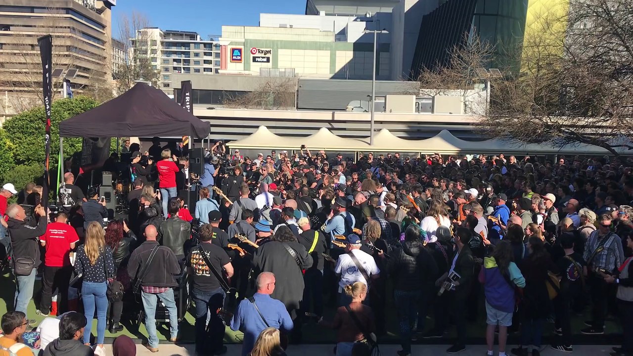 457 guitaristes battent un record en jouant 'Highway to Hell' d'AC/DC en même temps