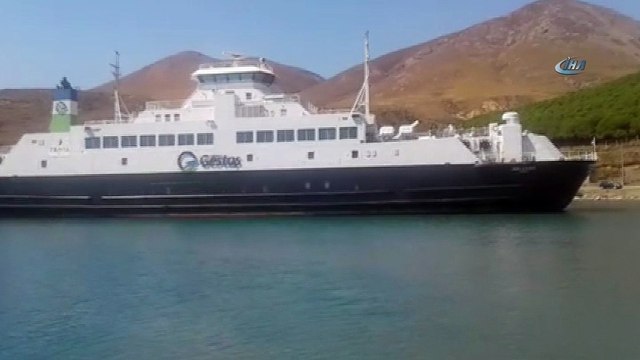 Gökçeada’da feribot karaya oturdu