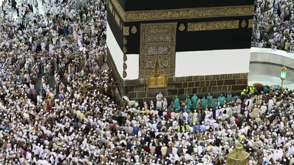 المسلمون يؤدون الطواف حول الكعبة قبل يومين من بدء موسم الحج