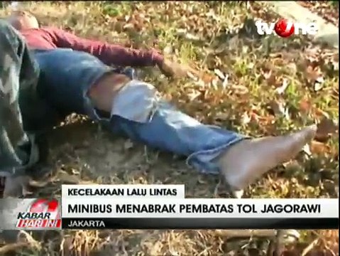 Sebuah Minibus Hantam Pembatas Jalan di Tol Jagorawi