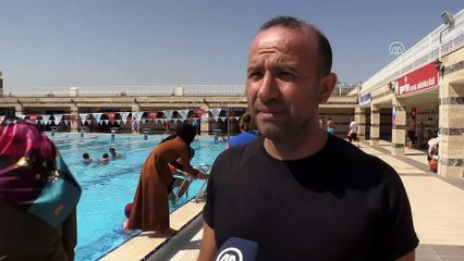 Engellerini yüzerek aşıyorlar - DİYARBAKIR