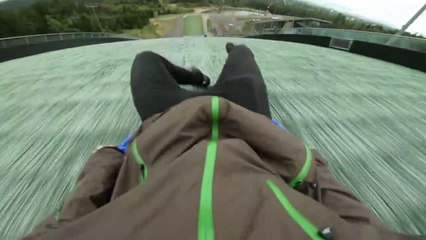 Il descend une piste de saut à ski en luge - Vertigineux