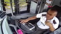 Antalya Direksiyonda Kalp Krizi Geçiren Otobüs Şoförüne, Hemşire Yolcu Müdahale Etti