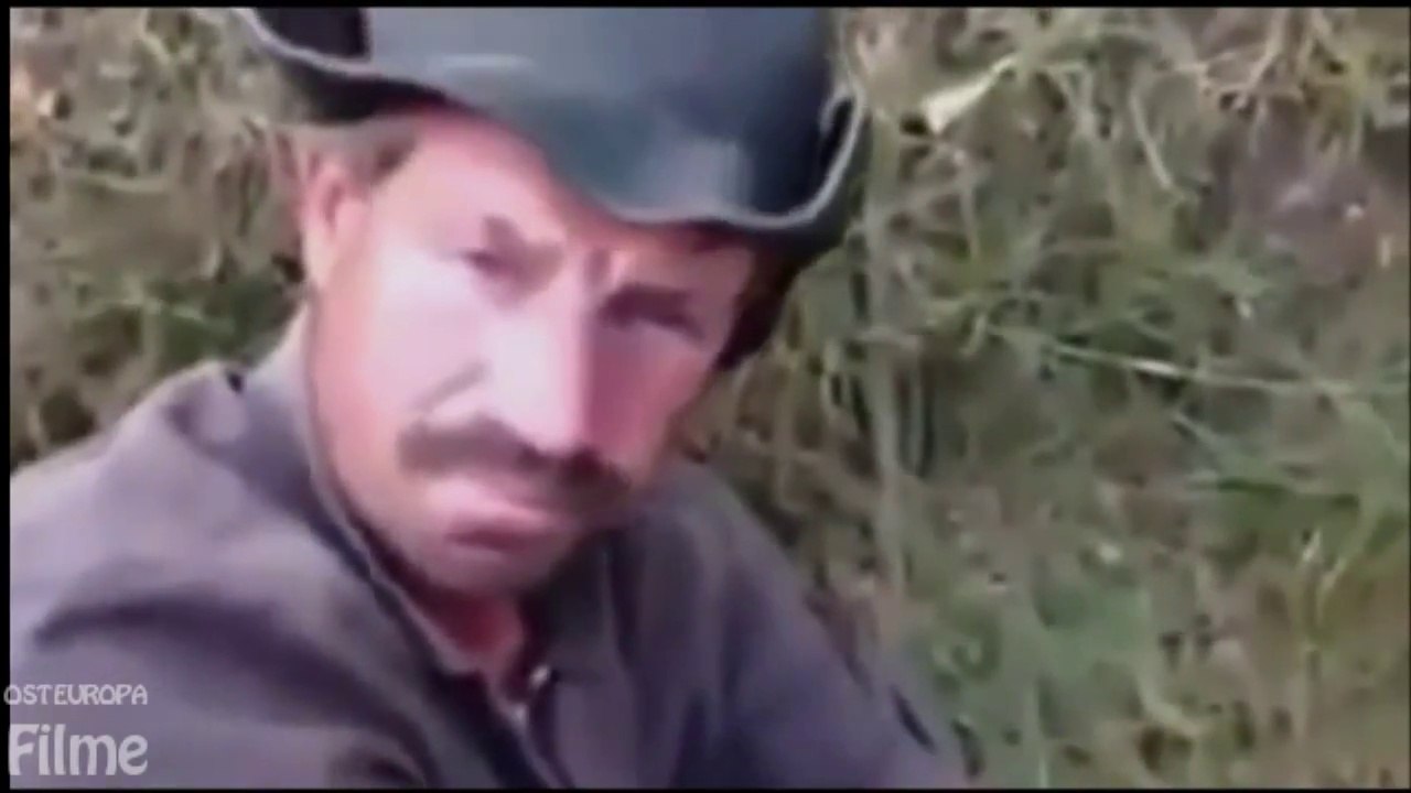 Ein Betrunkener sieht aus wie Chuck Norris