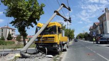 Freni boşalan tır elektrik direğine çarptı - KIRKLARELİ