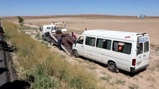 Lastiği Patlayan Yolcu Minibüsü Şarampole Yuvarlandı: 17 Yaralı