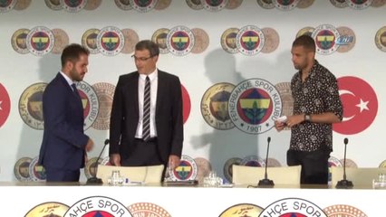 Islam Slimani: "Fenerbahçe'de Olmaktan Mutluyum"