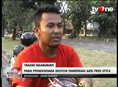 Aksi Ekstrim Freestyle Sepeda Motor dengan Tukang Becak Saat Ngabuburit