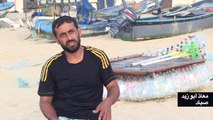 فلسطيني يصنع قارب صيد من عبوات بلاستيك فارغة