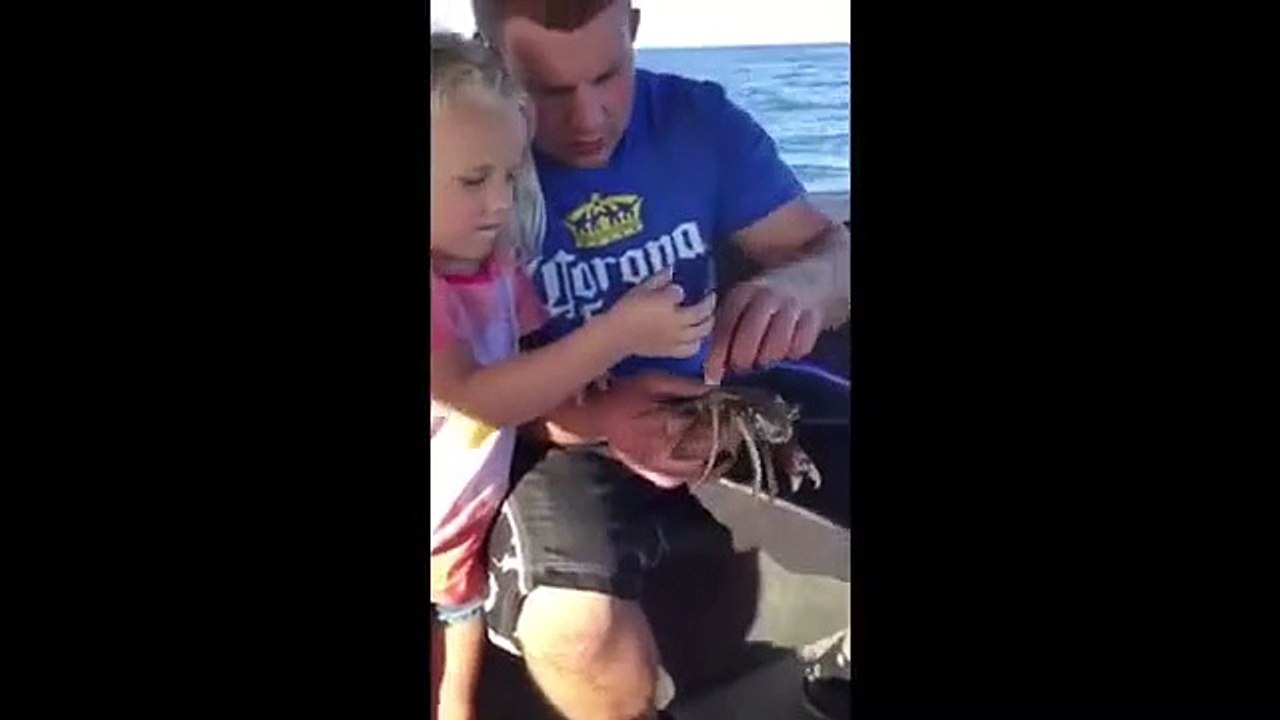 fille laisse tomber un crabe au pire endroit