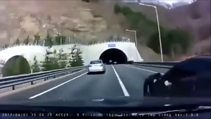 Ce qu'il se passe quand on double par la droite... avec une Ferrari !