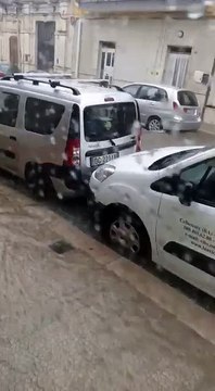 Allagamenti nel barese: strade completamente sommerse dall'acqua, furgone parcheggiato tampona da solo altro furgone a causa della forza della pioggia