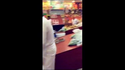 الوليد بن طلال يجوب شوارع الرياض على دراجة