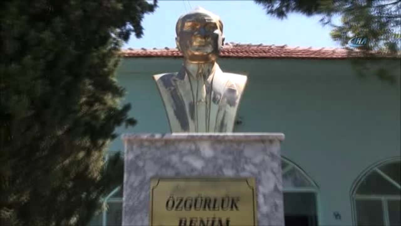 Hatim İndiren Öğrencilere Aileleri ve Yakınları Tarafından Altın Takıldı