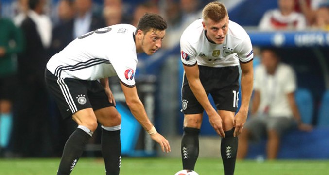 Toni Kroos: Mesut Özil, Milli Takımda Irkçılık Olmadığını İyi Biliyor