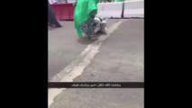 رجل شرطة سعودي يخلع حذائه لسيدة عجوز