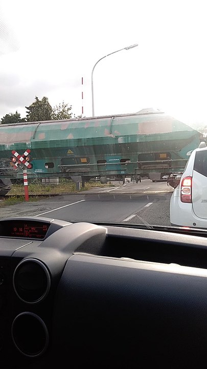Un train arrive à Arsimont et les barrières restent... levées