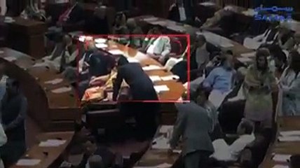 عامر لیاقت کی قومی اسمبلی میں "پھرتیاں" ملاحظہ فرمائیے