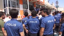 Dövizini alan polis Türk Lirası'na sahip çıkmak için sıraya girdi