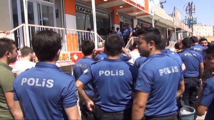 Dövizini alan polis Türk Lirası'na sahip çıkmak için sıraya girdi