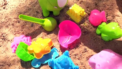 Om Nom baut eine Sandburg. Spielzeugvideo für Kinder