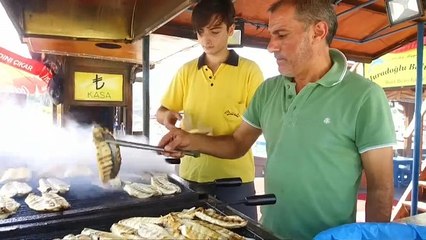 استجابة لدعوة أردوغان: سمك مشوي مجانا لكل شخص يحوّل 100 دولار إلى العملة التركية