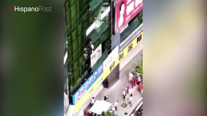Trataron de salvar a un niño que cayó de un edificio usando una sábana, pero ella se rompió