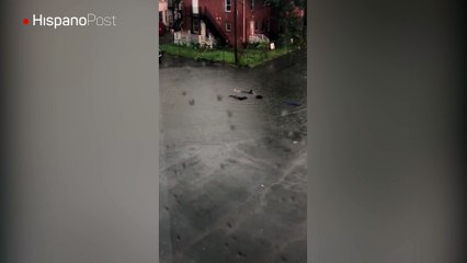 Hombre aprovechó que las lluvias inundaron su calle para andar en ella
