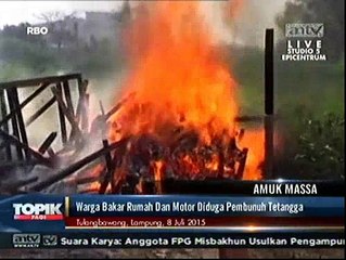Ratusan Warga Membakar Rumah Milik Terduga Pembunuhan