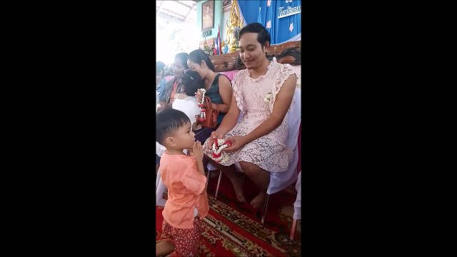 Un papa célibataire s'habille en femme pour que son fils puisse faire la Fête des Mères comme les autres