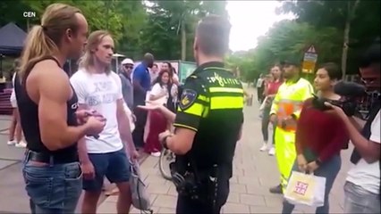Un homme mange de la viande crue pendant un festival Vegan