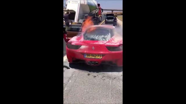 Le moteur de cette Ferrari 458 explose en pleine route