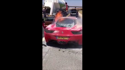 Le moteur de cette Ferrari 458 explose en pleine route
