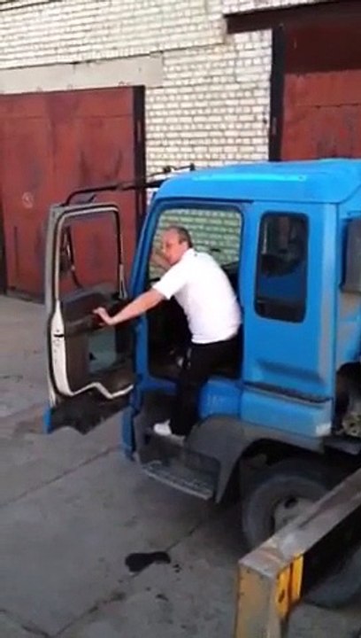 Oui, ce gars complètement ivre est un conducteur de grue... Dangereux