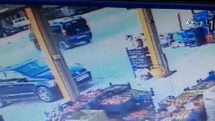 Hafif Ticari Araç ile Otomobilin Çarpışması Güvenlik Kamerasında