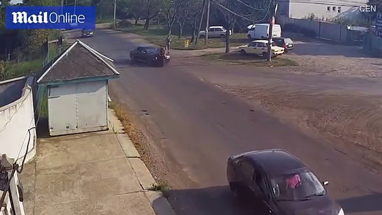 Vídeo mostra motociclista em pé segundos depois de colisão violenta com veículo