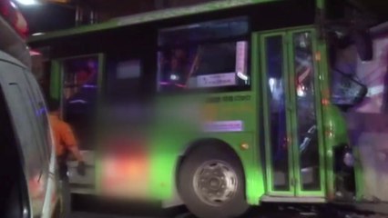 마을버스가 초등학교 정문 들이받아...운전자 부상 / YTN