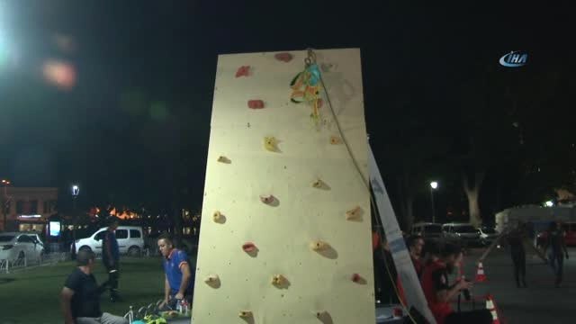 Sultanahmet Meydanı'nda 1999 Marmara Depremi Anma Etkinlikleri Gerçekleştirildi