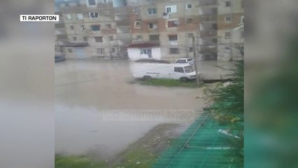 Përmbytet një lagje në Berat, banorët bllokohen nga uji (Pa koment)