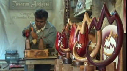 Atık Tahta Parçalarından 'Manisa Lalesi' Yapıyor