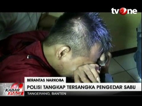 Ditangkap Polisi, Pengedar Sabu Menangis di Depan Istri