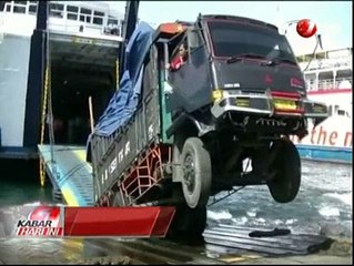 Kelebihan Muatan, Truk Pengangkut Kayu Terbalik
